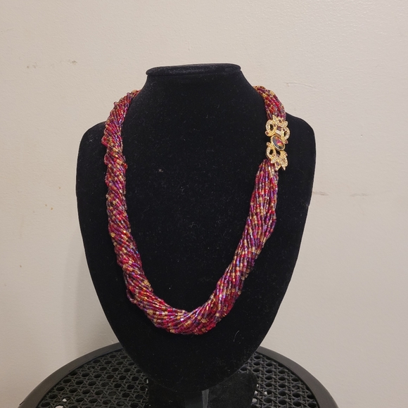 Beaded necklace with gold broach - Picture 6 of 8